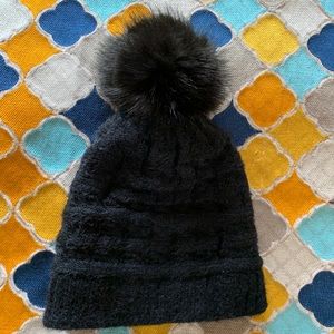 Fleece lined hat with detachable pom black